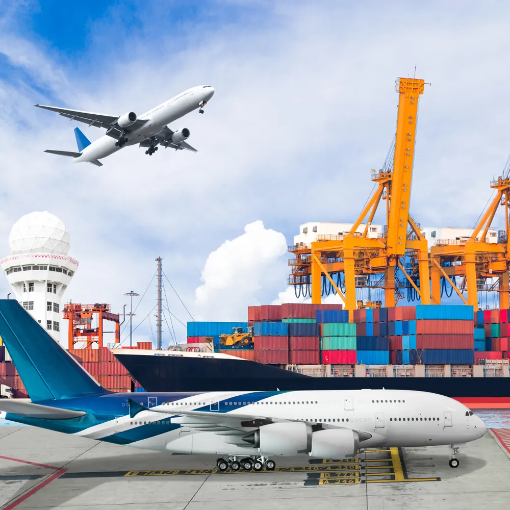 Avion cargo et porte-conteneurs dans un port